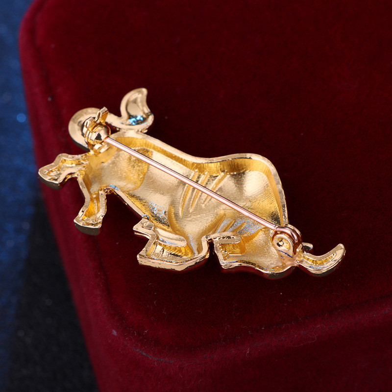 Novi metalni broševi s kravljim životinjama Igle za muško odijelo Košulja s koržama Značka Vintage Luksuzni nakit Igle za revere Odjevni dodaci