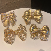 Jaunas augstas kvalitātes pērļu loku saktas piespraudes sievietēm zelta krāsā Bowknot atloka piespraudes Mētelis jaciņa nozīmīte Modes kāzu ballīšu rotaslietas
