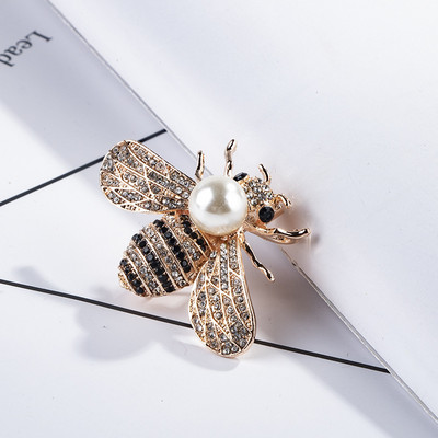 Augstas kvalitātes korejiešu modes Jaunas pērļu saktas Bišu atloka piespraudes žetons vīriešiem Šalle sprādze Metāla piespraudes rotaslietas grezni aksesuāri