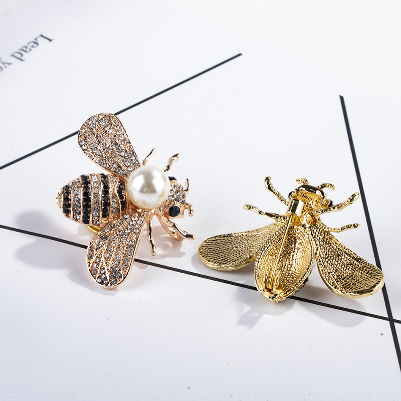 Augstas kvalitātes korejiešu modes Jaunas pērļu saktas Bišu atloka piespraudes žetons vīriešiem Šalle sprādze Metāla piespraudes rotaslietas grezni aksesuāri