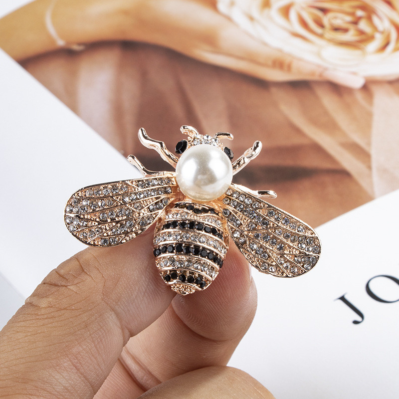 Augstas kvalitātes korejiešu modes Jaunas pērļu saktas Bišu atloka piespraudes žetons vīriešiem Šalle sprādze Metāla piespraudes rotaslietas grezni aksesuāri