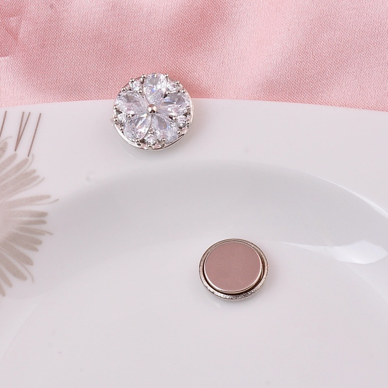 Augstākās klases kristāla ziedu bezizsekojamās magnēta saktas sievietēm Metāla spēcīgas magnētiskas kalnu strēles korsāžas modes rotaslietas dāvanas