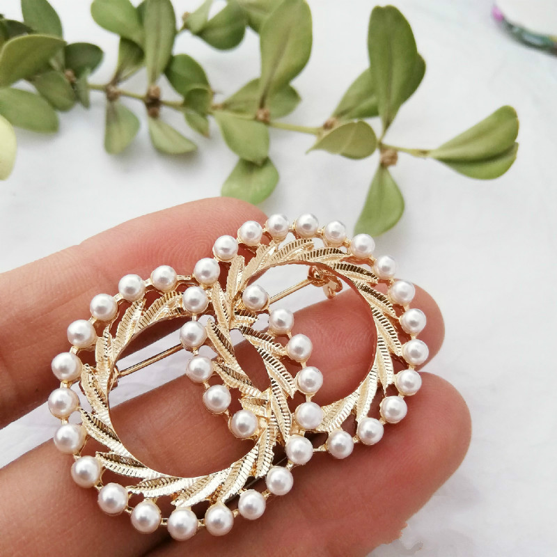 Jaunas modes emaljas adatas zelta krāsas pērļu saktas sievietēm šalles sprādzes atloka piespraudes un piespraudes rotaslietas grezni apģērbu aksesuāri