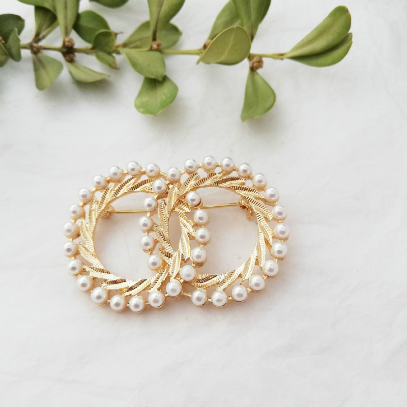 Jaunas modes emaljas adatas zelta krāsas pērļu saktas sievietēm šalles sprādzes atloka piespraudes un piespraudes rotaslietas grezni apģērbu aksesuāri