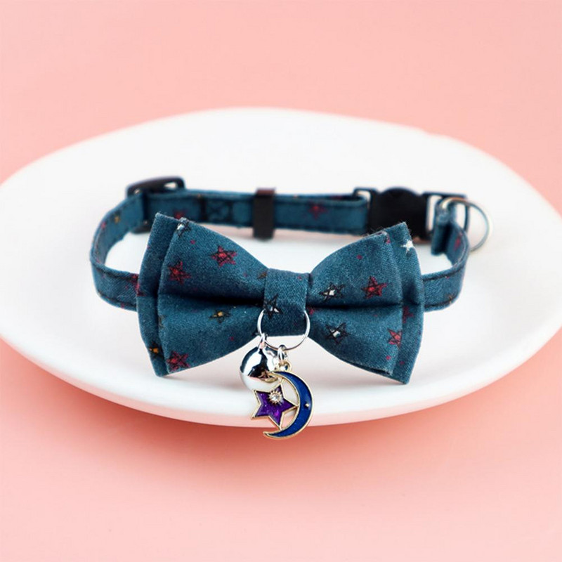 Skaista mājdzīvnieka kaklasiksna Jauka kaķēna kaklasiksna ar augstu elastību pretbloķēšanas zvani Maza mājdzīvnieka suņa kaķa drošības josta