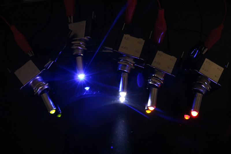 Automašīnu laivu kravas automašīnas apgaismots LED pārslēgšanas slēdzis ar drošības lidmašīnas paceļamu vāka aizsargu 12V20A caurspīdīgs