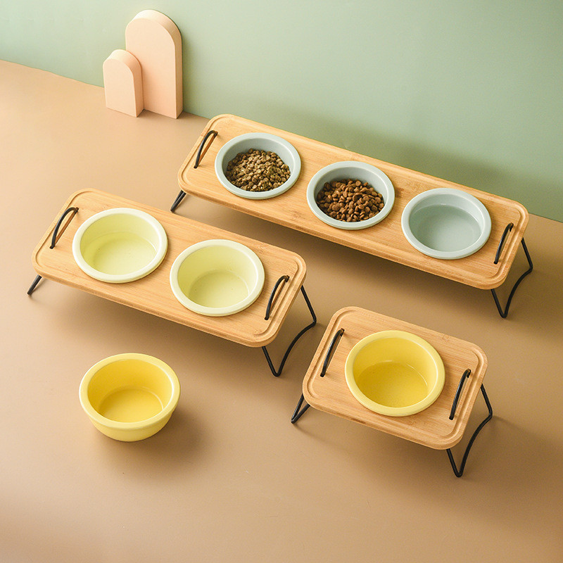 Suņiem dubultās trīskāršās bļodas Kaķu keramikas barības ūdens padevēji ar statīvu, kas pacelts mājdzīvnieku dzeršana ēšanas barošanas bļoda