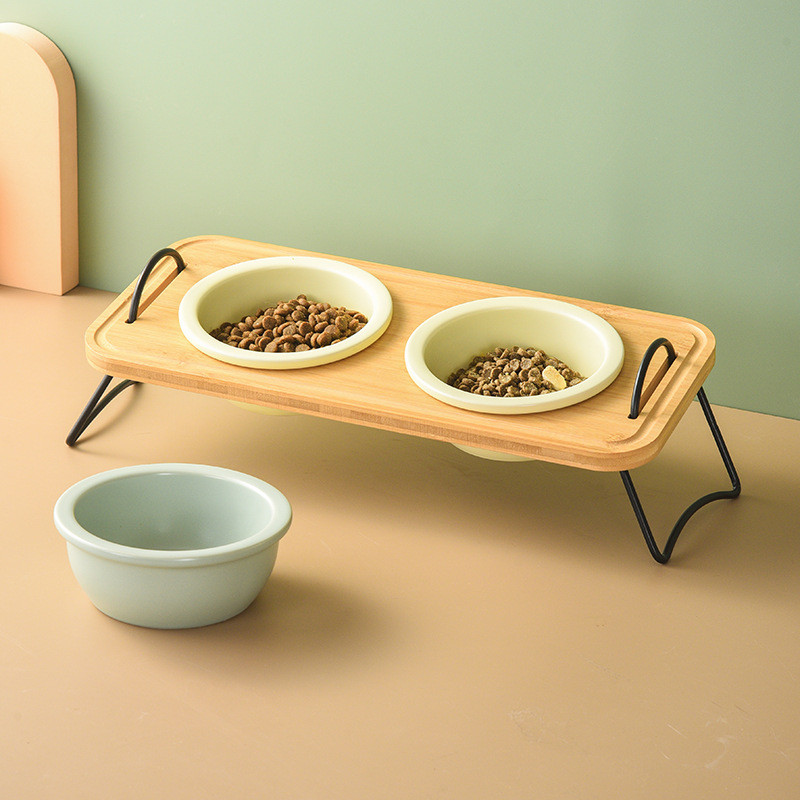 Suņiem dubultās trīskāršās bļodas Kaķu keramikas barības ūdens padevēji ar statīvu, kas pacelts mājdzīvnieku dzeršana ēšanas barošanas bļoda