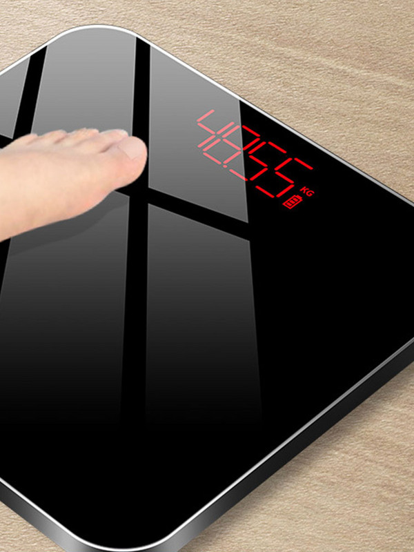 Visoko precizna tjelesna težina Digitalni zaslon od kaljenog stakla 180 kg Kupaonska vaga Praktična prijenosna tanka kućna teretana USB punjiva