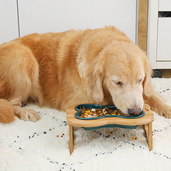Домашни любимци Кучета с форма на кости Дървена поставка 15° наклонена повдигната храна против повръщане Чинии за хранене Хранилка за домашни любимци, устойчива на приплъзване