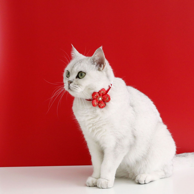 Mājdzīvnieki kaķu suņu kaklasiksnas samta Regulējama sarkana tauriņa kaklasaite ar zvana kulonu 2023. gada Jaunajam gadam mājdzīvnieku kaķu rotājumu kostīmu kaklarota