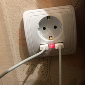 ES strāvas kontaktligzda, spraudnis ar 2.1a 16A USB uzlādes pieslēgvietu, stikla panelis, krievu spāņu kontaktligzda