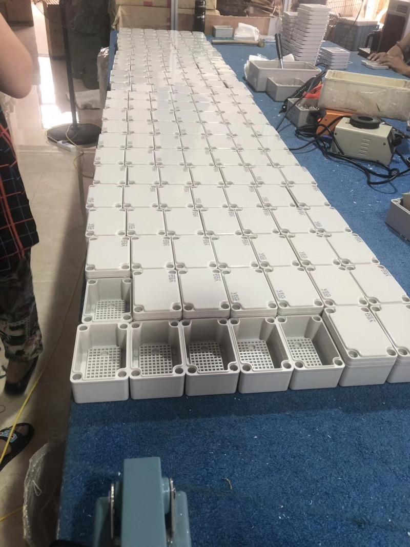 Bezmaksas piegāde rūpnīcas vairumtirdzniecība ABS ūdensnecaurlaidīga korpusa kārba IP65 plastmasas sadales kārba āra elektroniska polikarbonāta korpuss