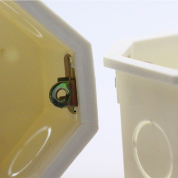 Бели пластмасови материали EsooLi, 82 мм * 82 мм стандартна кутия за вътрешно монтиране на ЕС за 86 мм * 86 мм стандартен стенен ключ за осветление