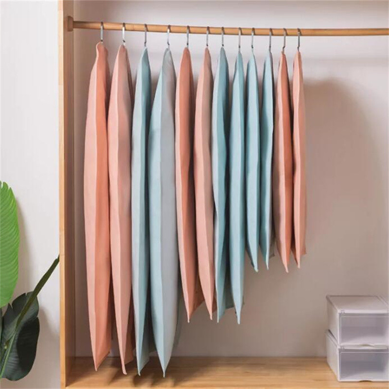 Kvalitatīvs neausta auduma mēteļa uzvalks putekļu pārsegs Krāsaini piekārti putekļu necaurlaidīgi maisiņi mājas apģērbiem Putekļu pārsegs uzglabāšanas organizators