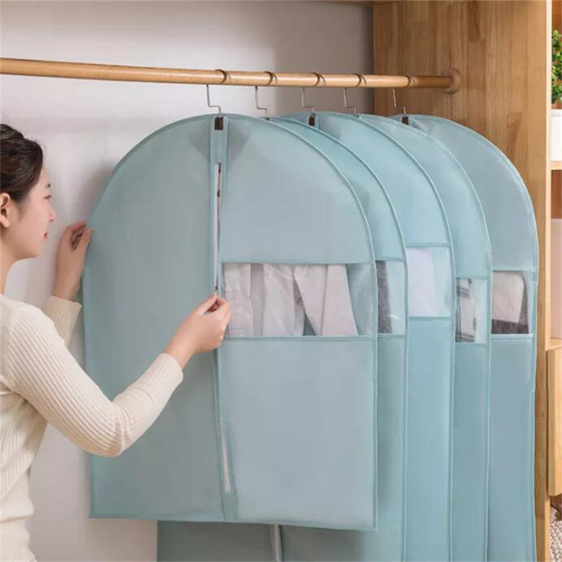 Kvalitatīvs neausta auduma mēteļa uzvalks putekļu pārsegs Krāsaini piekārti putekļu necaurlaidīgi maisiņi mājas apģērbiem Putekļu pārsegs uzglabāšanas organizators