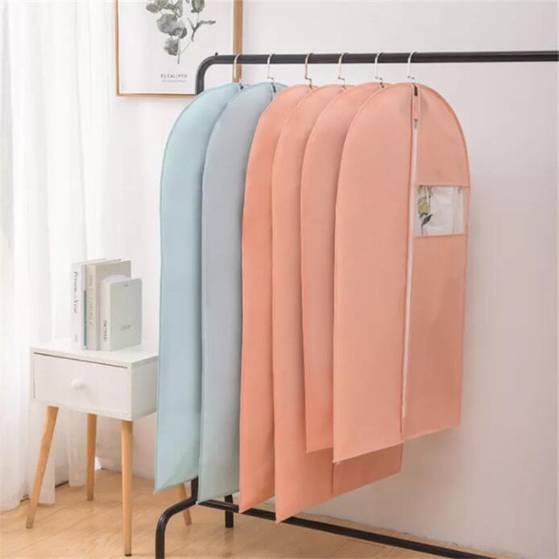 Kvalitatīvs neausta auduma mēteļa uzvalks putekļu pārsegs Krāsaini piekārti putekļu necaurlaidīgi maisiņi mājas apģērbiem Putekļu pārsegs uzglabāšanas organizators