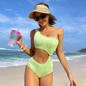 Ženski jednodijelni kupaći kostim s izrezima zelene boje