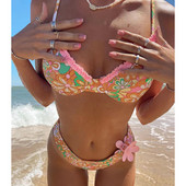 Moderan ženski dvodijelni kupaći kostim s cvjetnim motivima