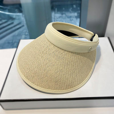 Ženska ljetna kapa sa šiltom i metalnim elementom