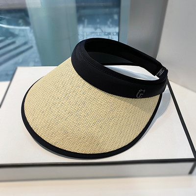 Ženska ljetna kapa sa šiltom i metalnim elementom