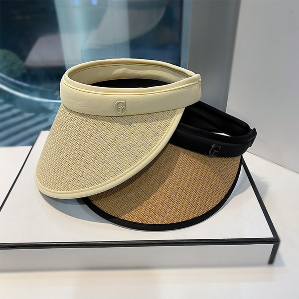 Ženska ljetna kapa sa šiltom i metalnim elementom