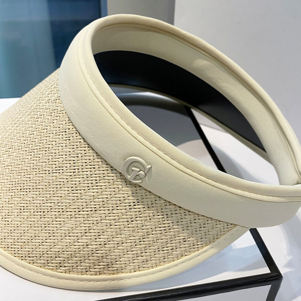 Ženska ljetna kapa sa šiltom i metalnim elementom