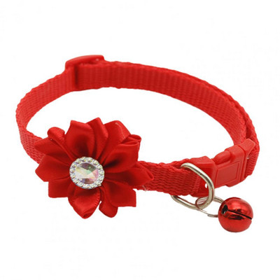 Saģērbiet mīkstas tekstūras mājdzīvnieku suņu kaķu kaklasiksnu ar ziedu rotājumu ar zvana mājdzīvnieku izstrādājumu