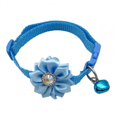 Saģērbiet mīkstas tekstūras mājdzīvnieku suņu kaķu kaklasiksnu ar ziedu rotājumu ar zvana mājdzīvnieku izstrādājumu