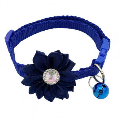 Saģērbiet mīkstas tekstūras mājdzīvnieku suņu kaķu kaklasiksnu ar ziedu rotājumu ar zvana mājdzīvnieku izstrādājumu