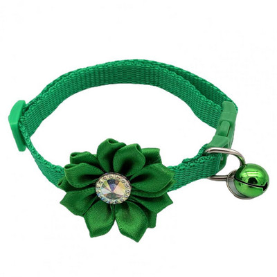 Saģērbiet mīkstas tekstūras mājdzīvnieku suņu kaķu kaklasiksnu ar ziedu rotājumu ar zvana mājdzīvnieku izstrādājumu