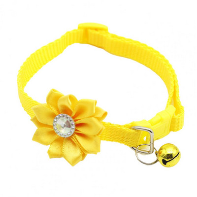 Saģērbiet mīkstas tekstūras mājdzīvnieku suņu kaķu kaklasiksnu ar ziedu rotājumu ar zvana mājdzīvnieku izstrādājumu