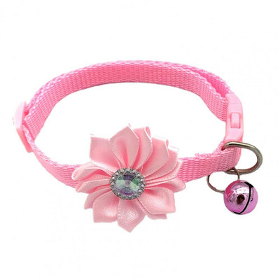 Saģērbiet mīkstas tekstūras mājdzīvnieku suņu kaķu kaklasiksnu ar ziedu rotājumu ar zvana mājdzīvnieku izstrādājumu