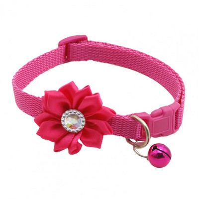 Saģērbiet mīkstas tekstūras mājdzīvnieku suņu kaķu kaklasiksnu ar ziedu rotājumu ar zvana mājdzīvnieku izstrādājumu