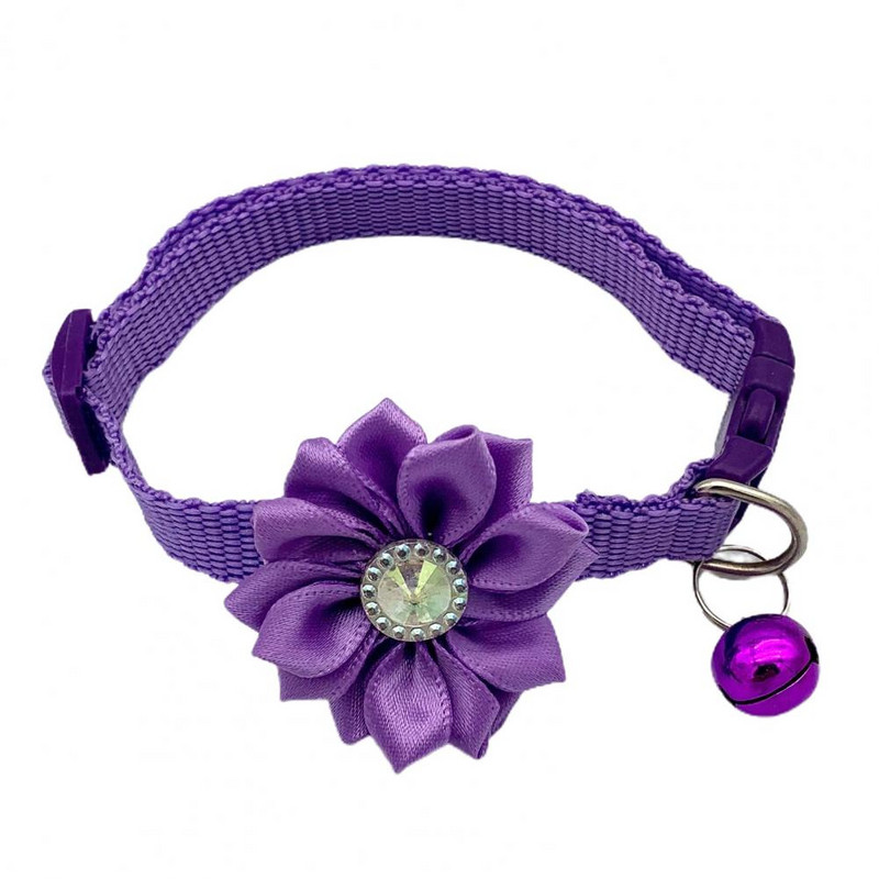Saģērbiet mīkstas tekstūras mājdzīvnieku suņu kaķu kaklasiksnu ar ziedu rotājumu ar zvana mājdzīvnieku izstrādājumu