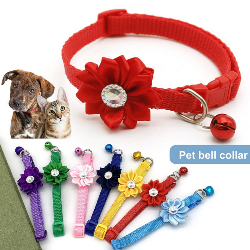 Saģērbiet mīkstas tekstūras mājdzīvnieku suņu kaķu kaklasiksnu ar ziedu rotājumu ar zvana mājdzīvnieku izstrādājumu