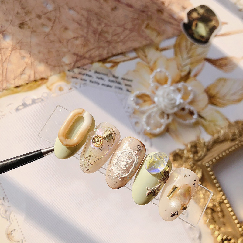 Uus loominguline kvaliteetne reljeefne küünekleebis valge pitsraam ja vintage pitsiline küünekleebis spetsiaalse disainiga maniküüritööriist