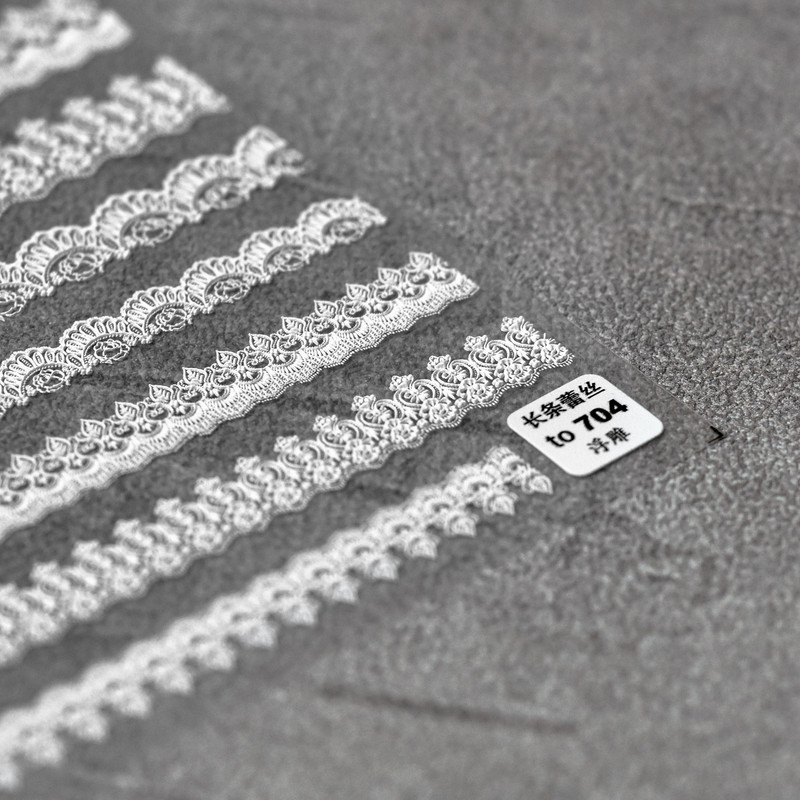 Uus loominguline kvaliteetne reljeefne küünekleebis valge pitsraam ja vintage pitsiline küünekleebis spetsiaalse disainiga maniküüritööriist