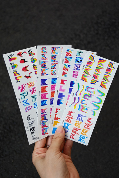 12 mustriga Amor Nail Art Slider Decals Vene kirjaga ülekandekleebised pealdistega Vesikleebised Tätoveeringu liugurid küüntele
