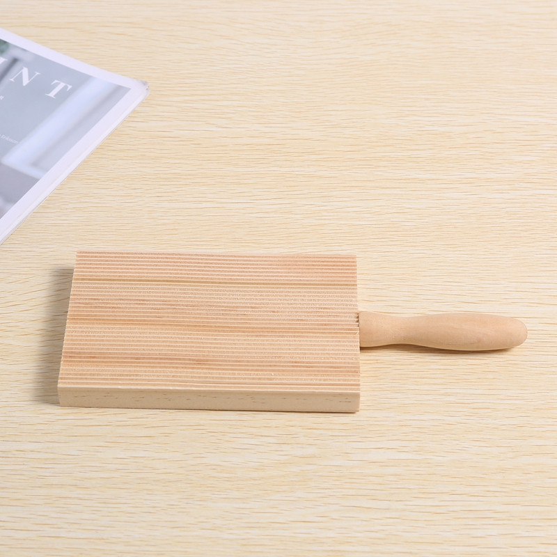 Noodles Ξύλινο τραπέζι βουτύρου και λαχανικά Φτιάχνετε εύκολα αυθεντικό σπιτικό ρολό νιόκι για σανίδα ζυμαρικών με βούτυρο ζυμαρικών