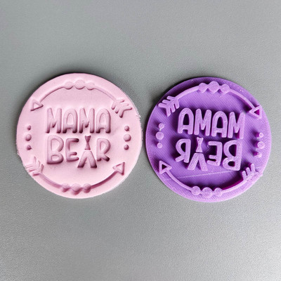 Armas istuv Baby Bear küpsiselõikur ja tempel beebi sünnipäeva duši jaoks.