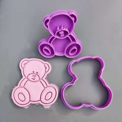 Armas istuv Baby Bear küpsiselõikur ja tempel beebi sünnipäeva duši jaoks.