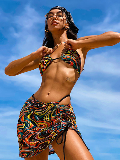 Seksikas bikiinidega naiste ujumistrikoo