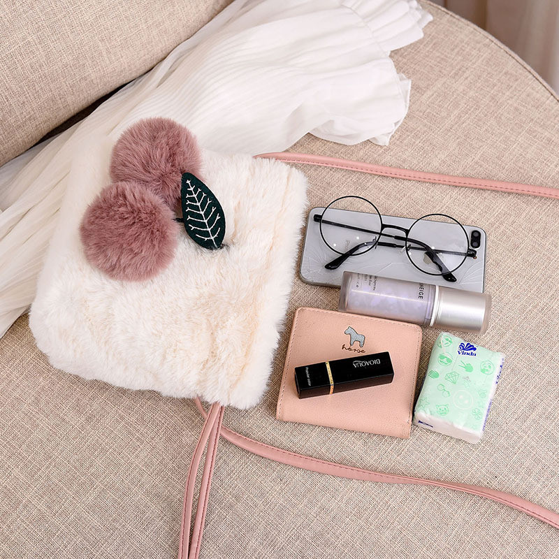 Mood sügistalv naiste õlakott Pehme plüüskarusnahast karvane naiste ristkehakott Naiste karusnahast palli ripatsiga Totes Bolsos Mujer