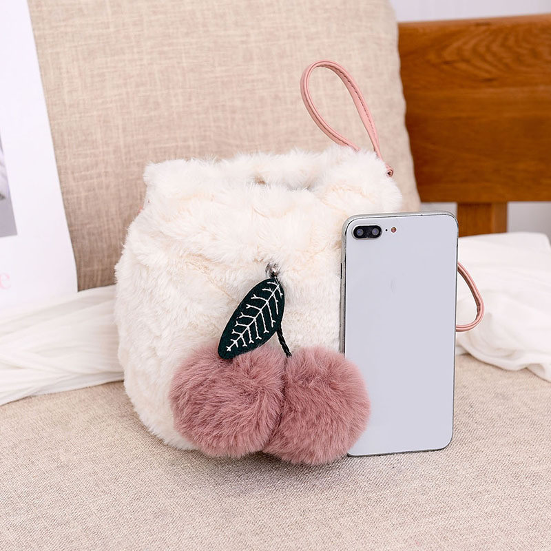 Mood sügistalv naiste õlakott Pehme plüüskarusnahast karvane naiste ristkehakott Naiste karusnahast palli ripatsiga Totes Bolsos Mujer