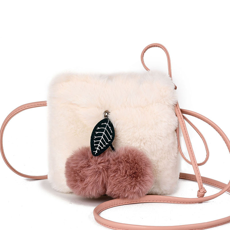 Mood sügistalv naiste õlakott Pehme plüüskarusnahast karvane naiste ristkehakott Naiste karusnahast palli ripatsiga Totes Bolsos Mujer