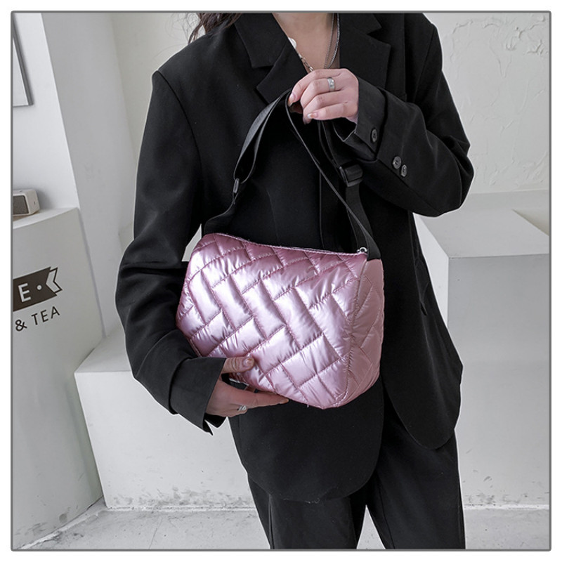 Moodne Space Pad puuvillane õlakott naistele Talvine nailonist Crossbody kott Naise tepitud polsterdatud kotid Naiste kohev ostukott