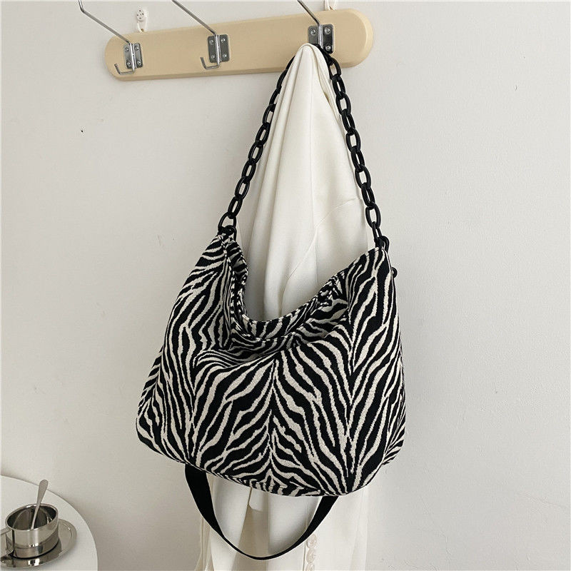 Zebra mintás válltáskák Női Francia Stílus Nagy kapacitású Cross-body táska Hordozható textúra láncok Kézitáskák Alkalmi női hordtáska