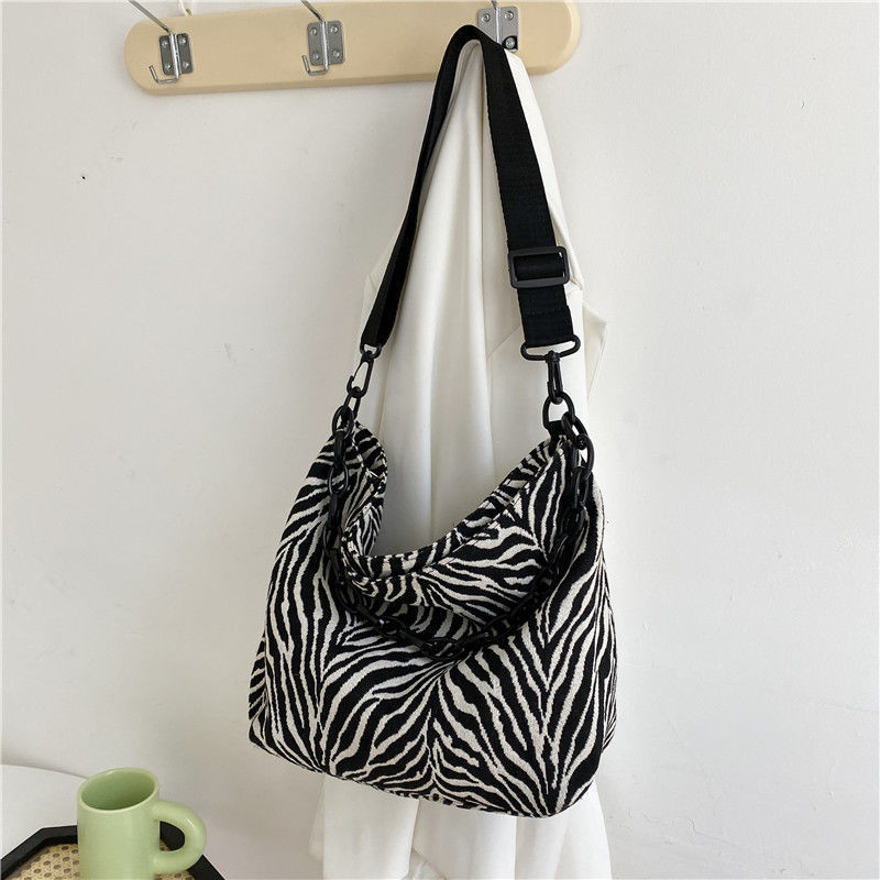 Zebra mintás válltáskák Női Francia Stílus Nagy kapacitású Cross-body táska Hordozható textúra láncok Kézitáskák Alkalmi női hordtáska