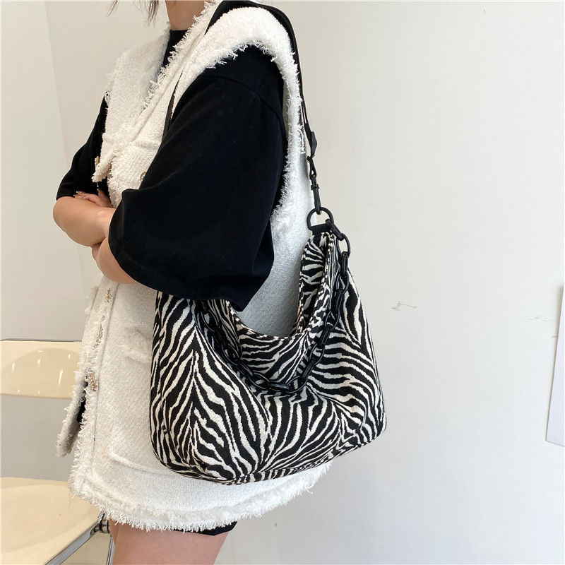 Zebra mintás válltáskák Női Francia Stílus Nagy kapacitású Cross-body táska Hordozható textúra láncok Kézitáskák Alkalmi női hordtáska
